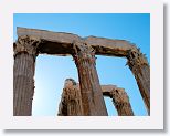 Architraves span the columns